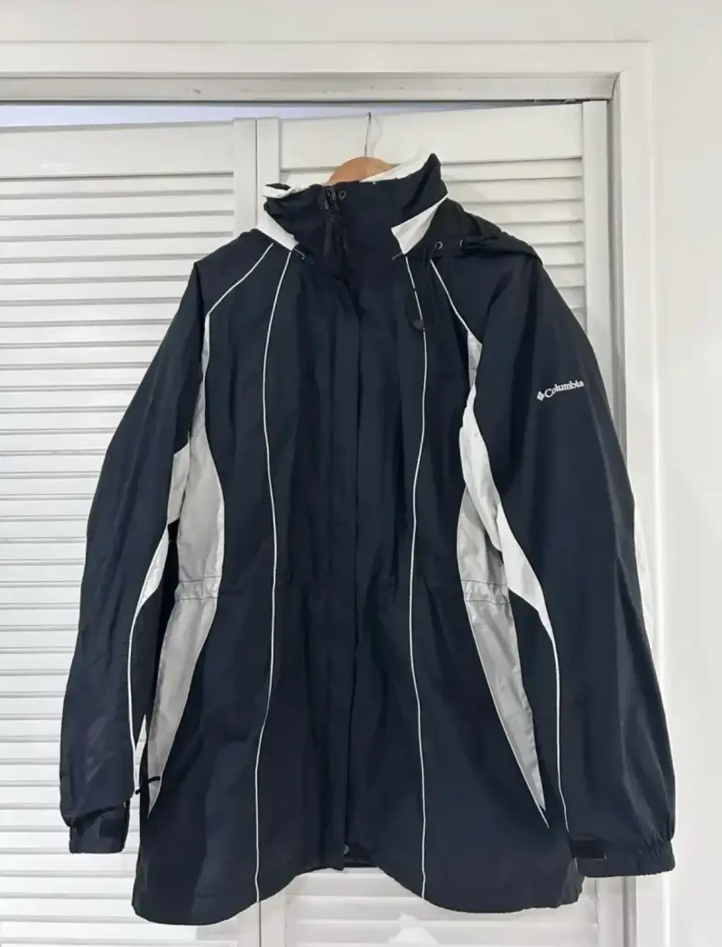 Chaqueta impermeable Columbia negra y blanca - 1