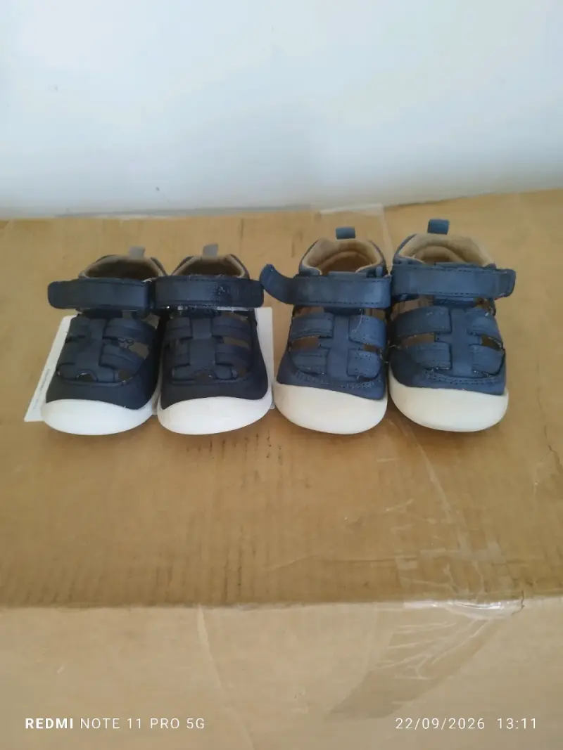 Zapatos de bebé azul marino con velcro