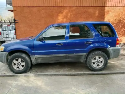 Camioneta SUV Ford Escape azul en buen estado - miniatura 1