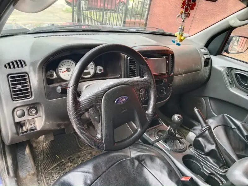 Camioneta SUV Ford Escape azul en buen estado - 2