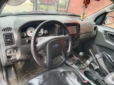 Camioneta SUV Ford Escape azul en buen estado - miniatura 2