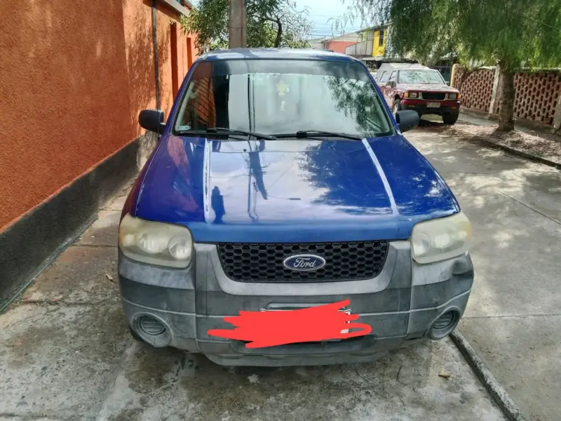 Camioneta SUV Ford Escape azul en buen estado - 3