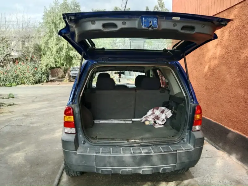 Camioneta SUV Ford Escape azul en buen estado - 4