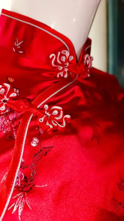 Línea Fiesta - Vestido Cheongsam Oriental Rojo XS - miniatura 3