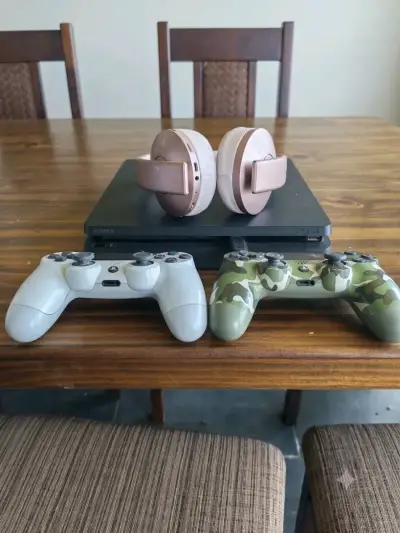 Consola PS4 con dos controles y audífonos - miniatura 1