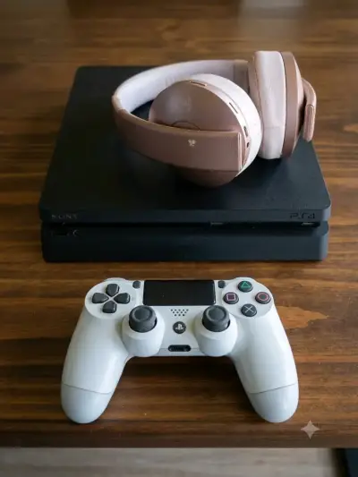 Consola PS4 con dos controles y audífonos - miniatura 2