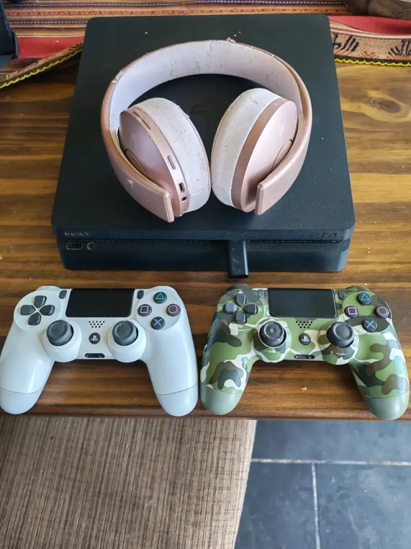 Consola PS4 con dos controles y audífonos - 4