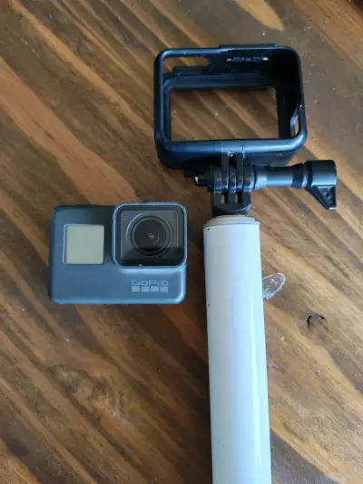 Cámara de acción Gopro hero 5 black con soporte - miniatura 1