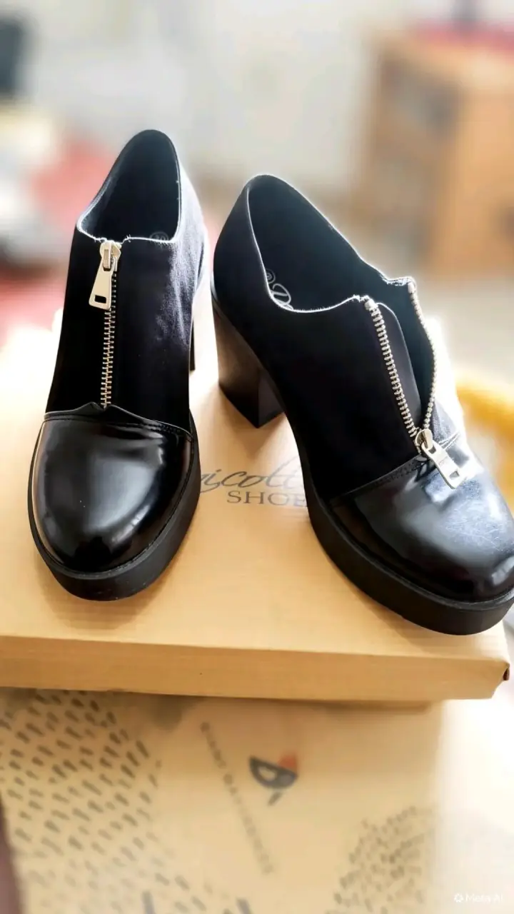 Zapatos de tacón negros con cierre