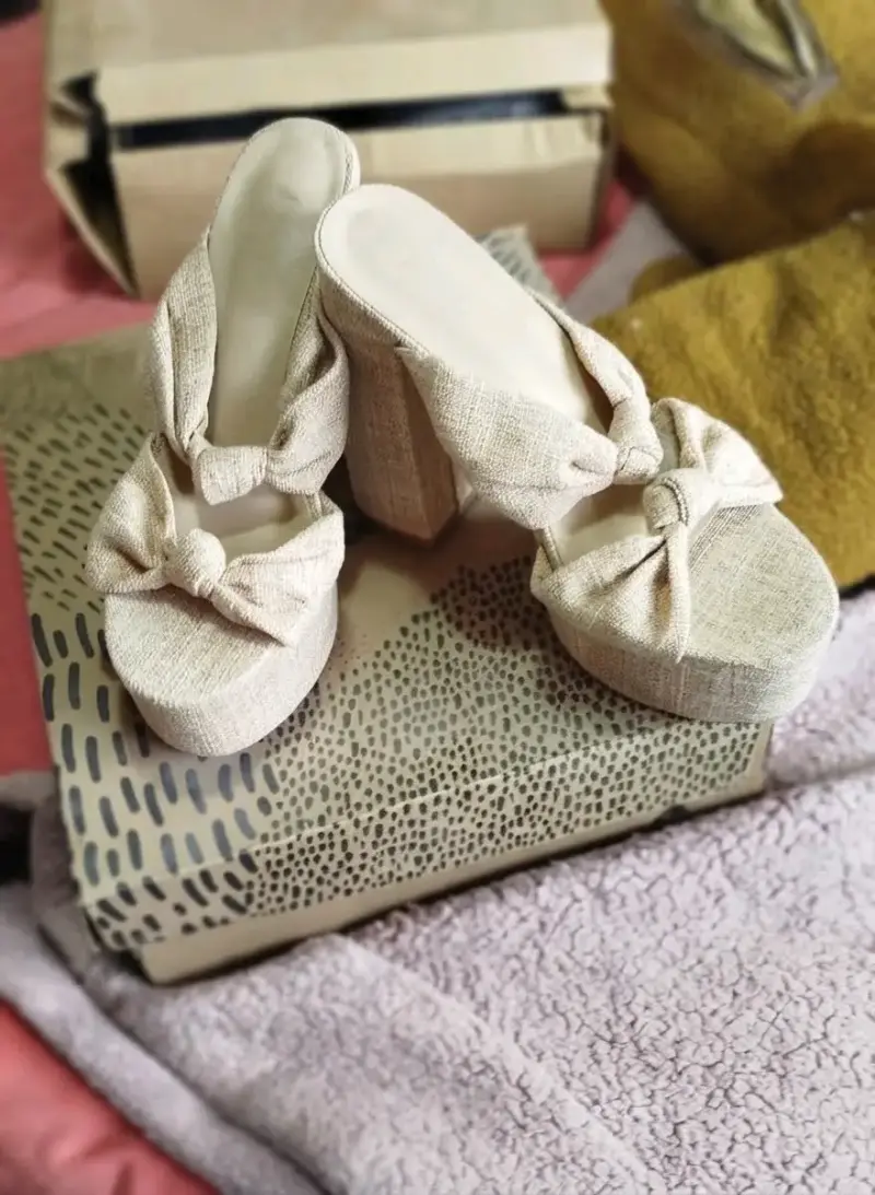 Sandalias de Tacón Alto con Lazo Beige