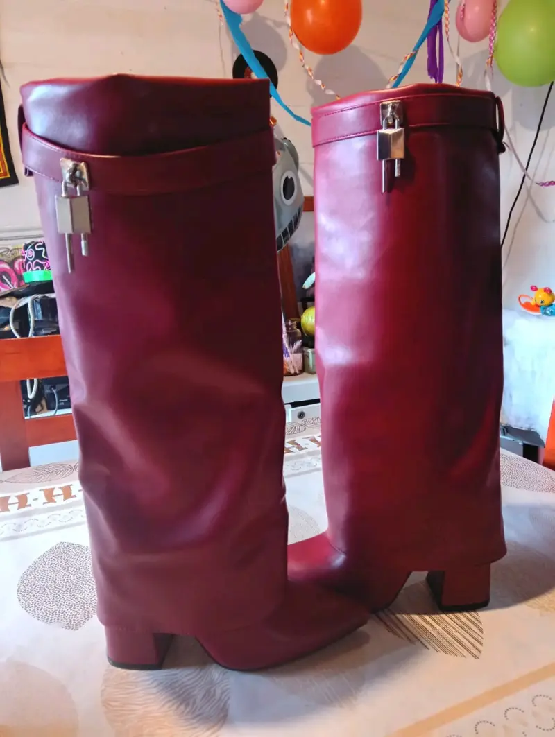 Botas largas burdeo con candado decorativo - 1