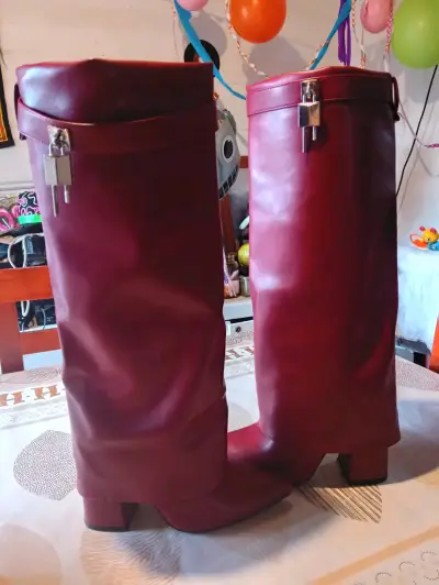 Botas largas burdeo con candado decorativo - miniatura 1