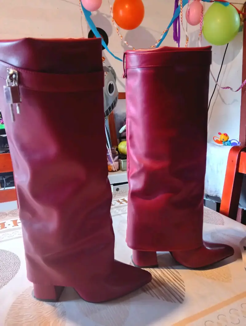 Botas largas burdeo con candado decorativo - 2