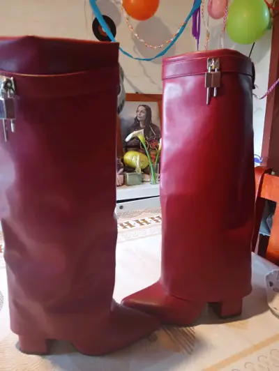Botas largas burdeo con candado decorativo - miniatura 3