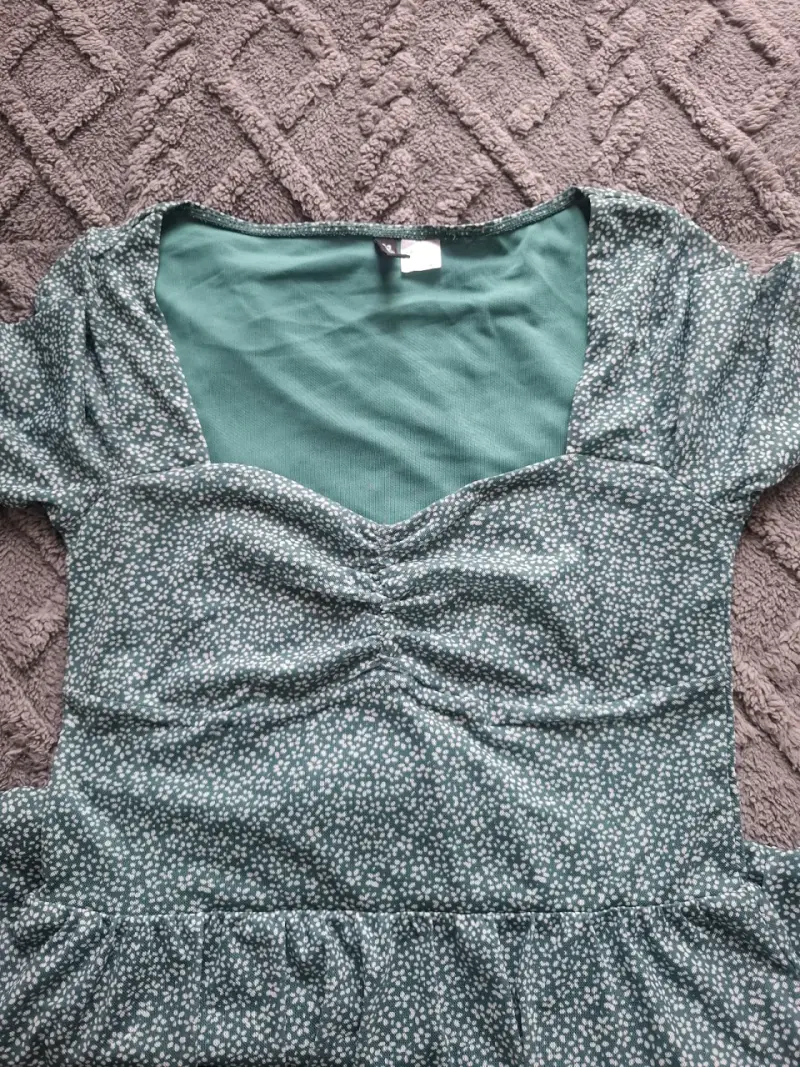 Vestido verde con estampado floral - 1