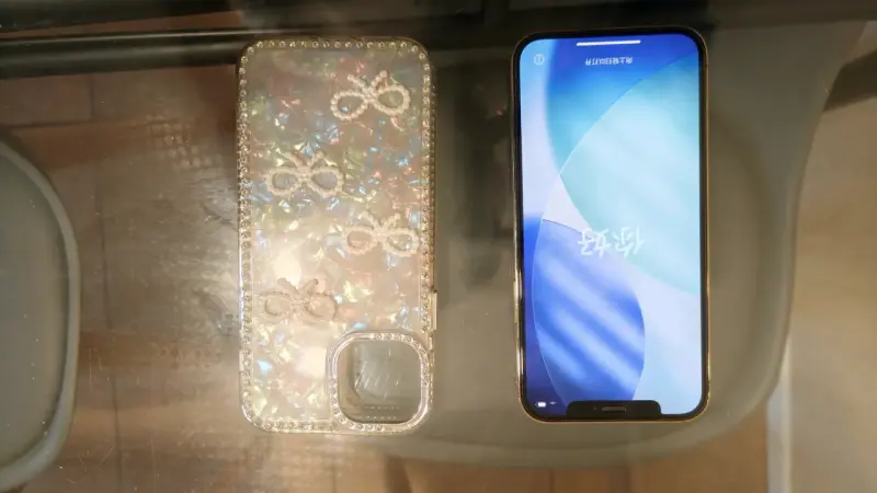 iPhone 12 Pro dorado con funda decorativa - 1