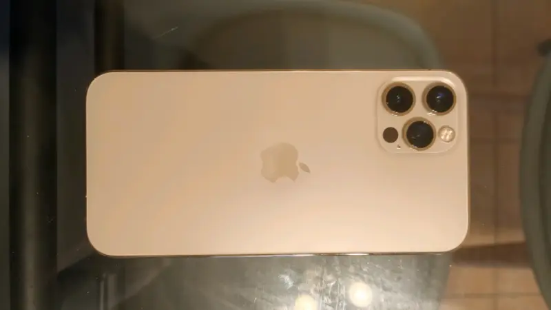 iPhone 12 Pro dorado con funda decorativa - 2