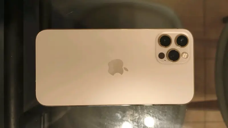 iPhone 12 Pro dorado con funda decorativa - 3