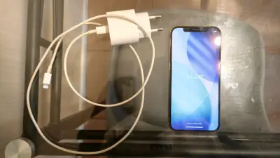 iPhone 12 Pro dorado con funda decorativa - miniatura 5