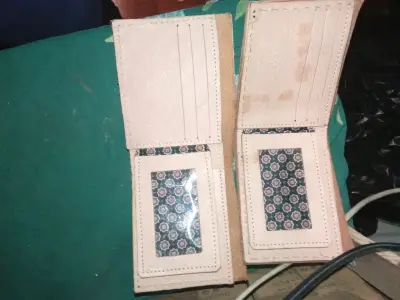 Billetera de cuero artesanal con diseño étnico - miniatura 1