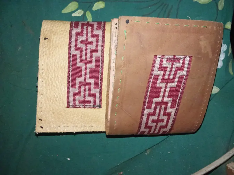 Billetera de cuero artesanal con diseño étnico - 2