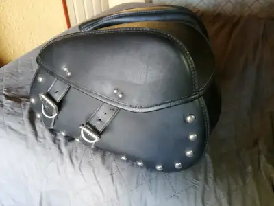 Alforjas de cuero para moto negras con remaches - miniatura 1
