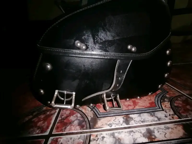 Alforjas de cuero para moto negras con remaches - 2