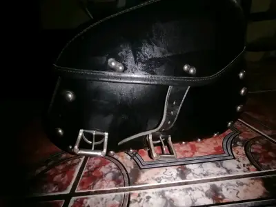 Alforjas de cuero para moto negras con remaches - miniatura 2