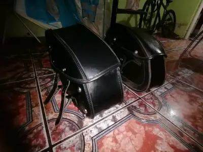 Alforjas de cuero para moto negras con remaches - miniatura 3