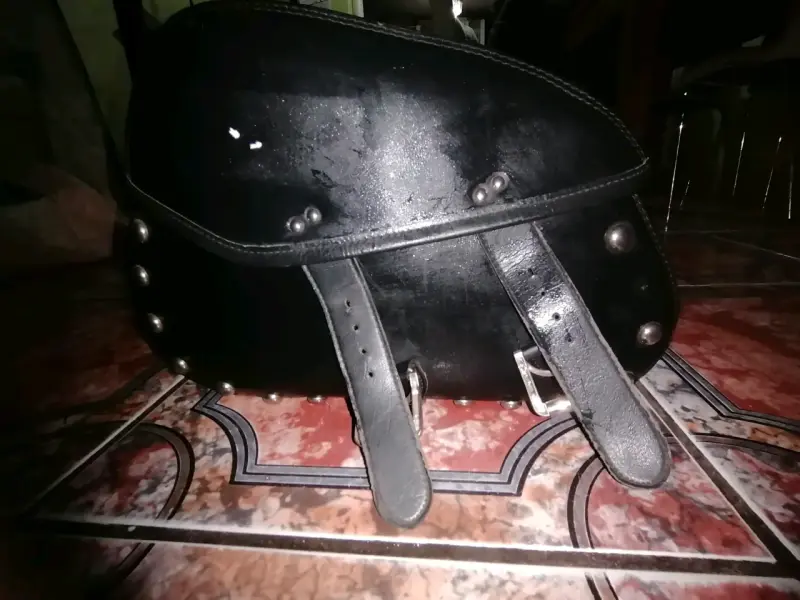 Alforjas de cuero para moto negras con remaches - 4
