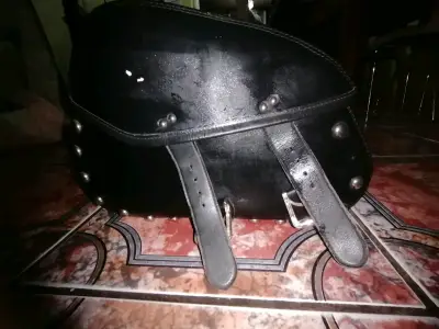 Alforjas de cuero para moto negras con remaches - miniatura 4