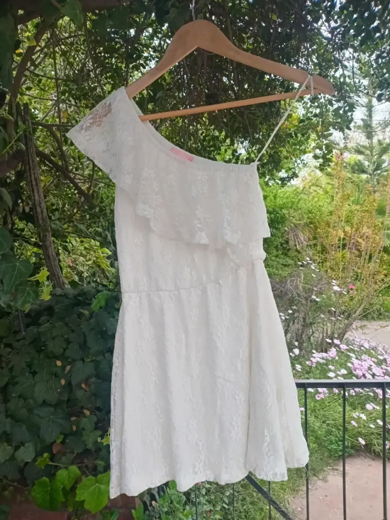 Vestido blanco de encaje con un hombro descubierto