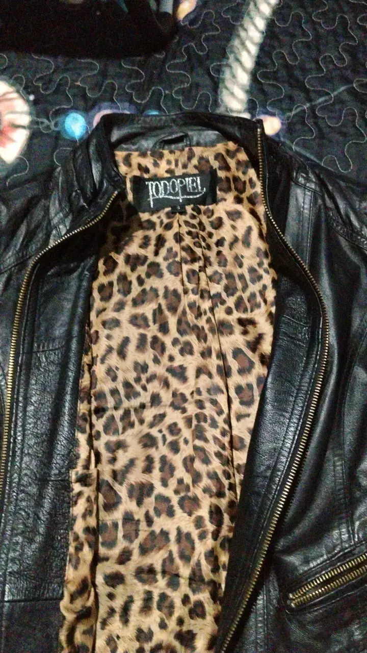 Chaqueta de cuero negra con forro animal print - 1