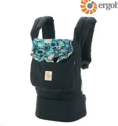 Mochila portabebé Ergobaby con diseño colorido - miniatura 1