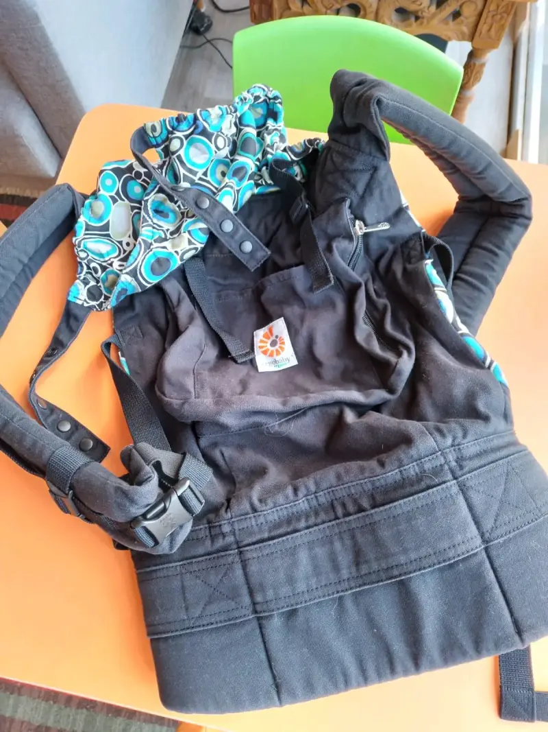 Mochila portabebé Ergobaby con diseño colorido - 3