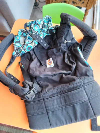 Mochila portabebé Ergobaby con diseño colorido - miniatura 3