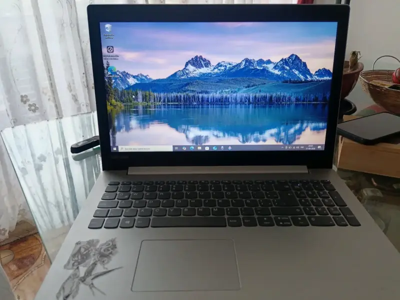 Laptop Lenovo con pantalla grande y diseño moderno - 1
