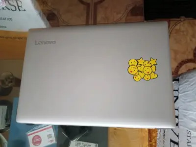 Laptop Lenovo con pantalla grande y diseño moderno - miniatura 2
