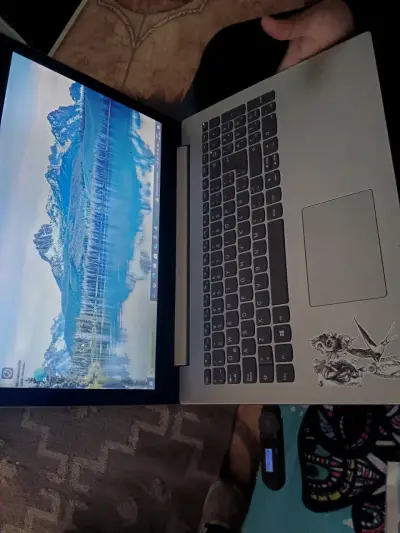 Laptop Lenovo con pantalla grande y diseño moderno - miniatura 3