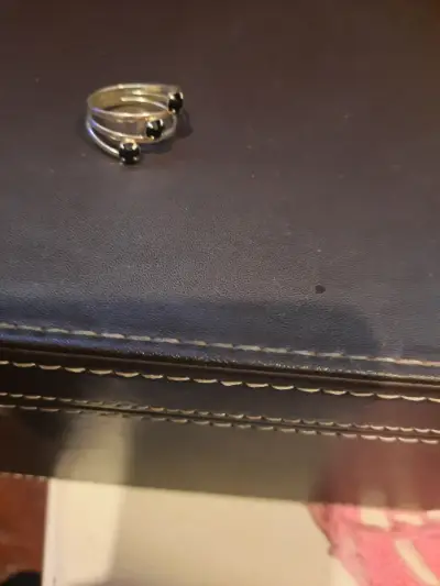 Anillo de plata con piedras negras ajustable - miniatura 2