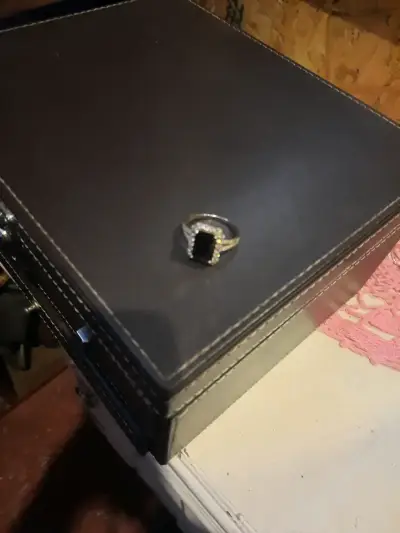 Anillo de plata con piedra negra elegante - miniatura 3