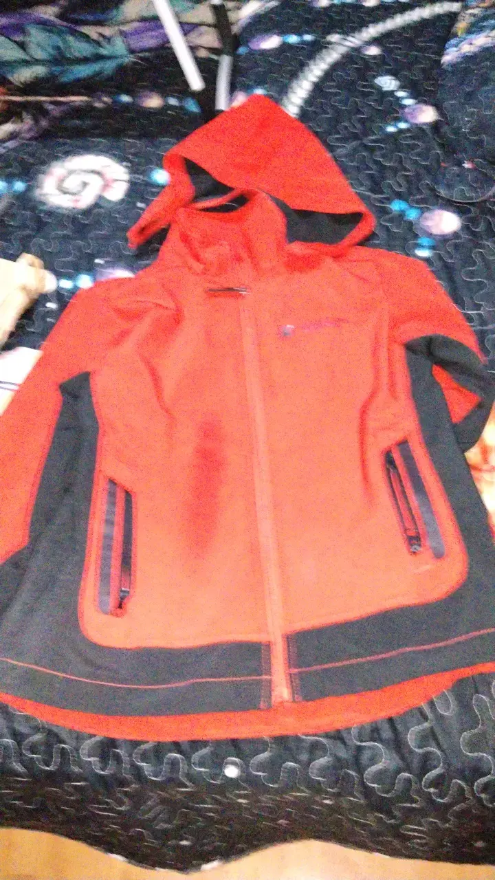 Chaqueta softshell roja con capucha