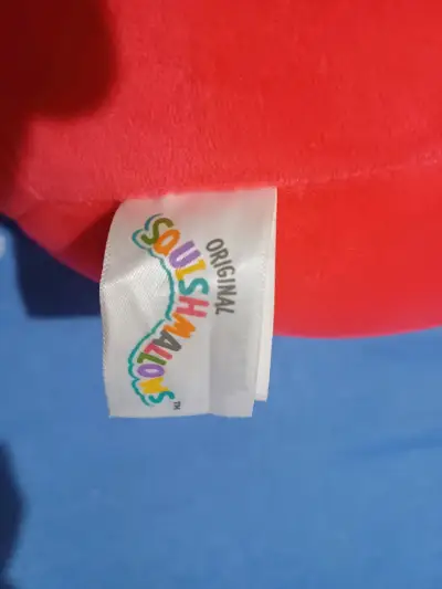 Peluche Squishmallows rojo con detalles brillantes - miniatura 3