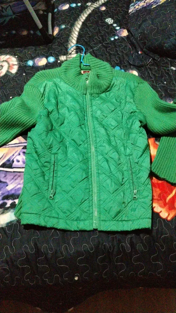 Chaqueta verde acolchada para mujer