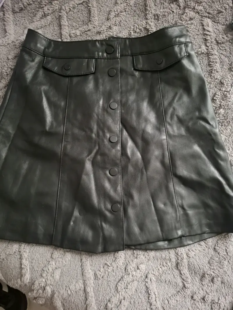 Falda de cuero sintético negra con botones - 1