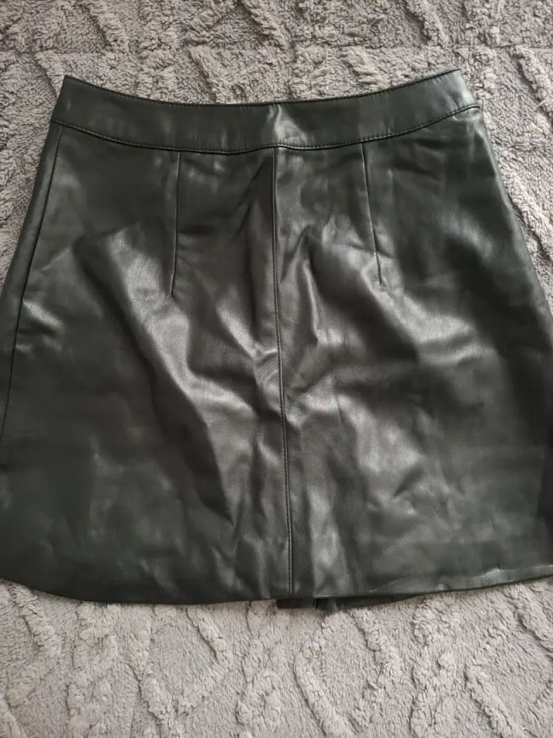 Falda de cuero sintético negra con botones - 2