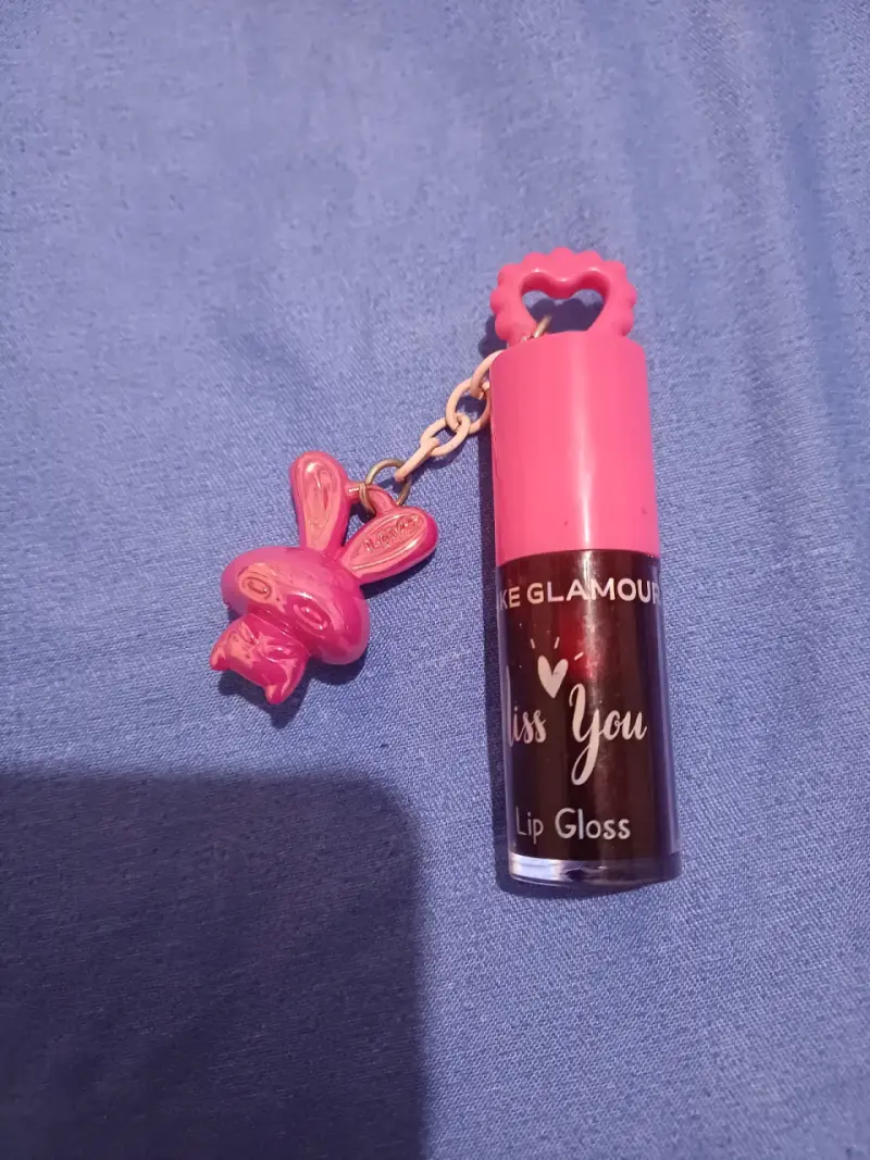 Brillo labial con llavero rosa