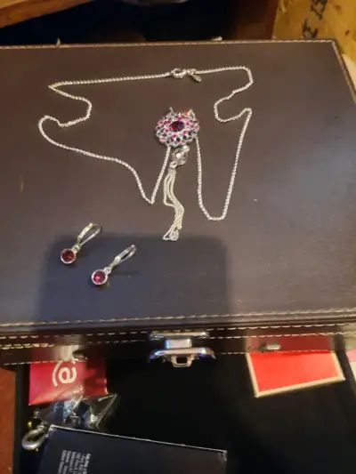 Conjunto de collar y aros con piedras rojas - miniatura 1