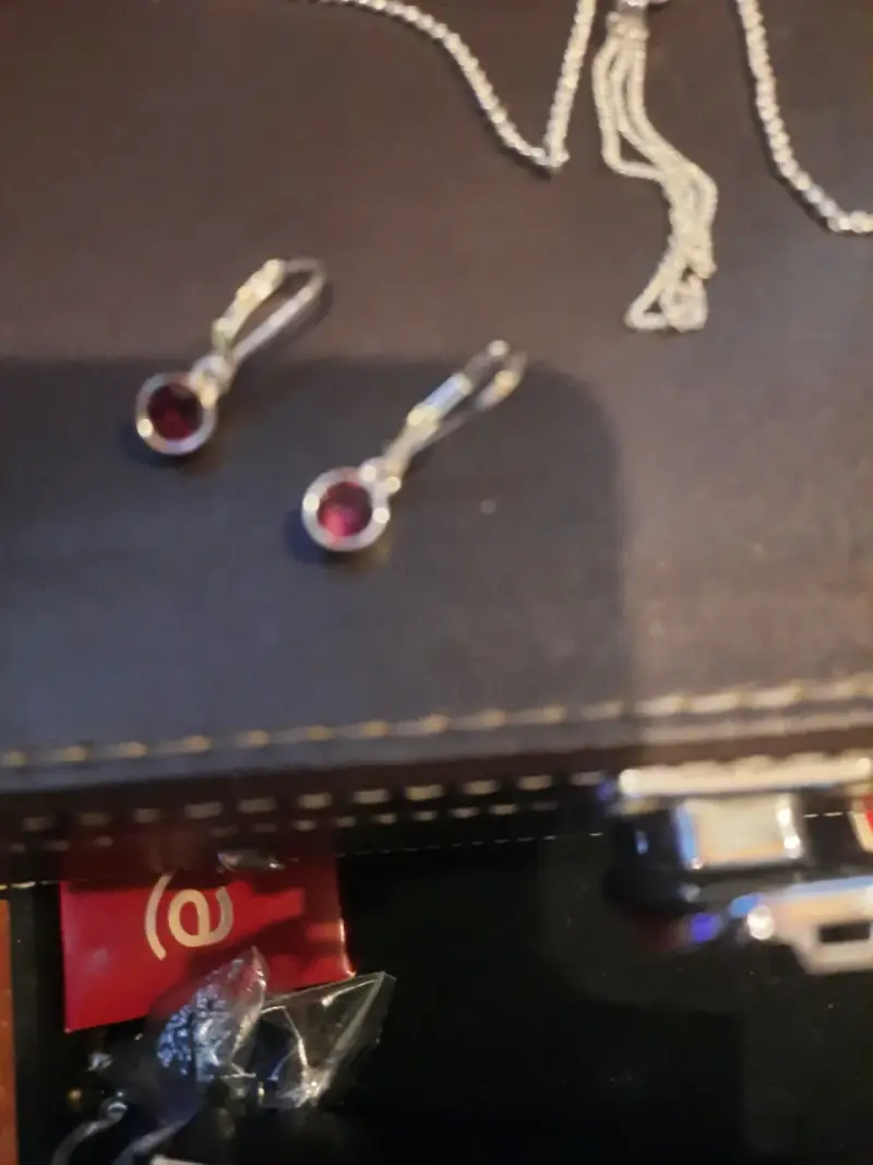 Conjunto de collar y aros con piedras rojas - 2