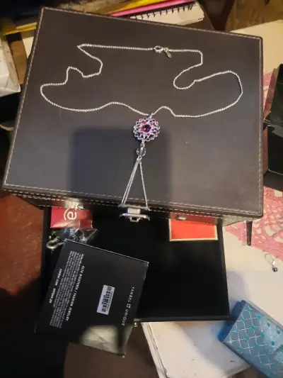 Conjunto de collar y aros con piedras rojas - miniatura 5